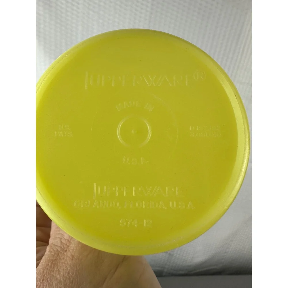 Tupperware creamer with‎ flip top, yellow